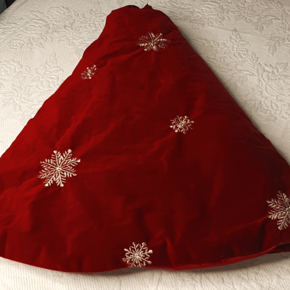 Arctic Holiday Tree Skirt with Gold Snowflake Embroidery